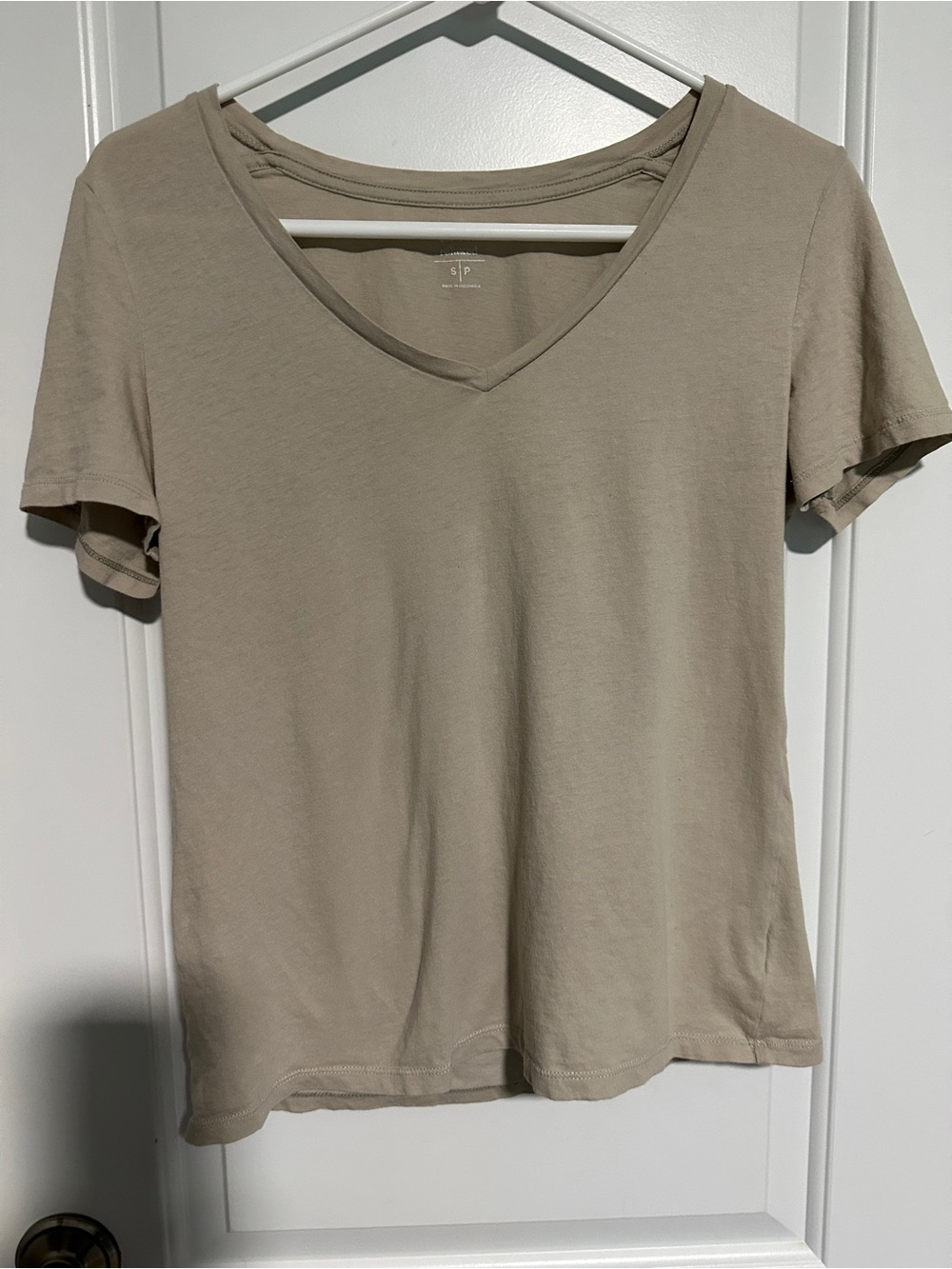 Old Navy Women's Short Sleeve V-Neck Tee in Light Taupe